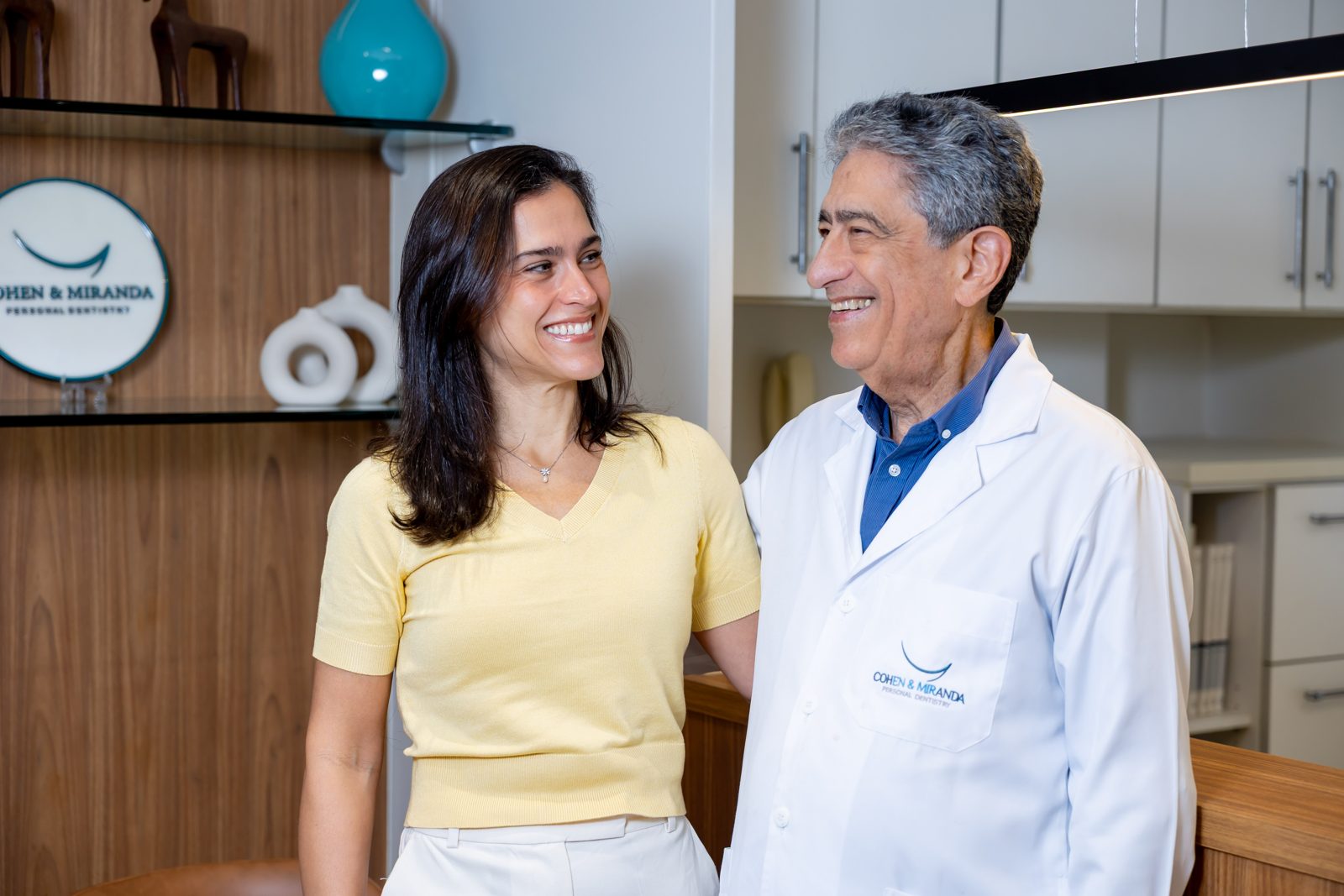 Dra. Alessandra Cohen ao lado do pai, também cirurgião-dentista, no consultório